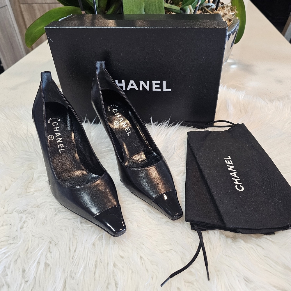 Chanel Black Pumps